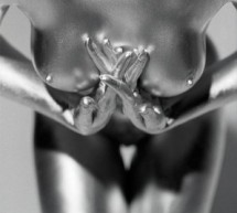 Guido Argentini: Silvereye, fotógrafo erotiza con mujeres plateadas.